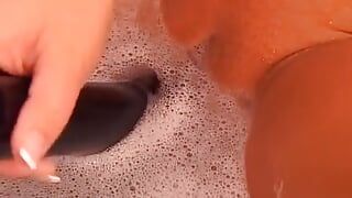 Une nana allemande rousse montre ses talents de pipe dans la baignoire