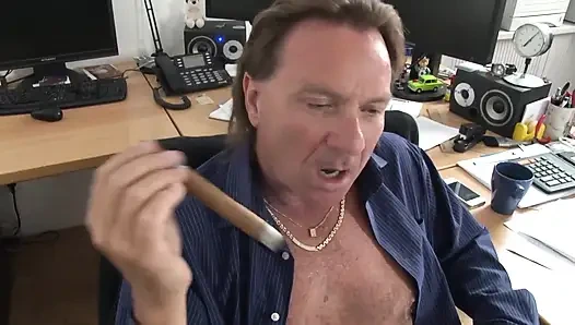 Si cewek nakal bertato rambut cokelat lagi asik jilat kaki dan kontol di maraton seks liar