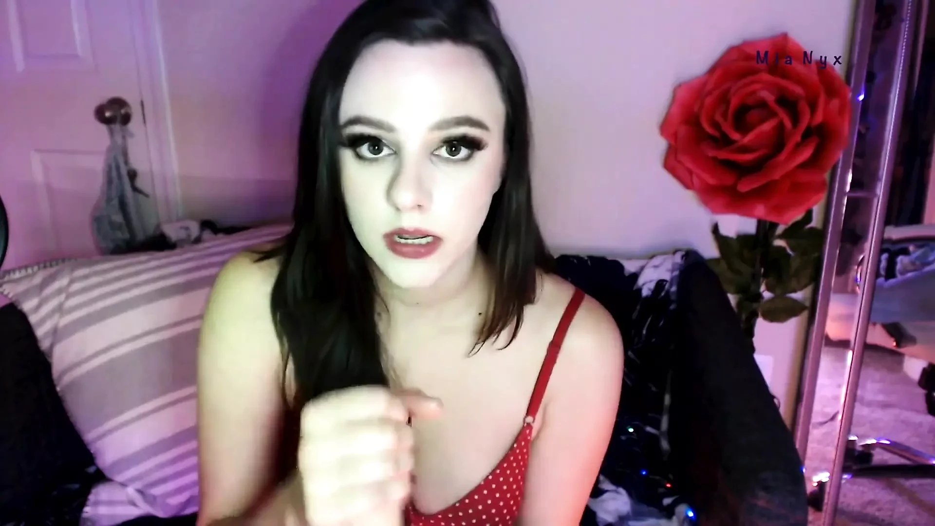 Sprostě mluvící dívka na kameře honí obrovského ptáka