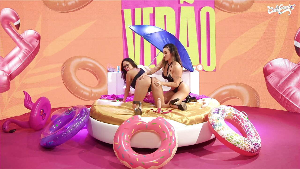 Quente Loira MILF Fodendo Uma Morena Peituda Com Sua Cinta-caralho
