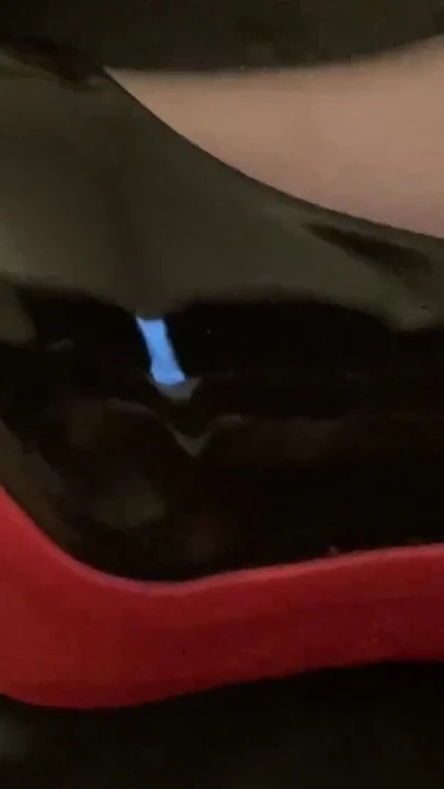 "Mavi vinil leggins, naylon çorap, yüksek topuk pompaları" dan ikonik an