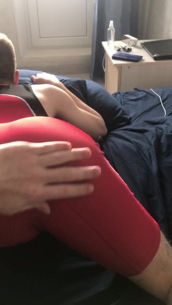 мальчик играет с сексуальным борцом, трогает его большую вкусную задницу