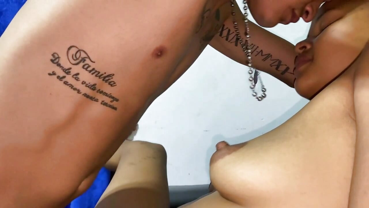我的小繼妹喜歡玩我美味的雞巴，直到她把它全部放進她的Vajina，把我所有的乳汁都從我身上流出來