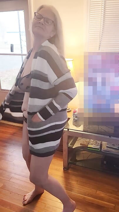 Un orgasmo caliente para esta grandota sexy Sexy milf grandota baila un poco y luego se masturba