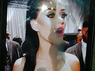 Katy Perry con omaggio