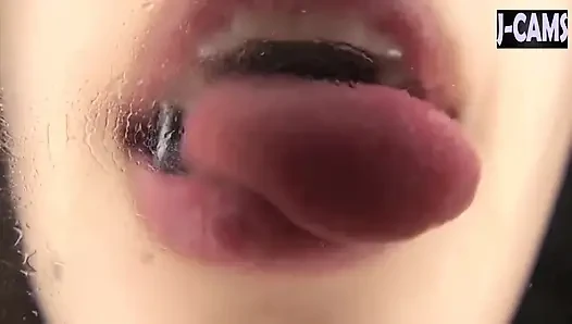 Seidenzunge gleitet langsam mit hochglänzenden lippen, tropfende versuchung - Clip2