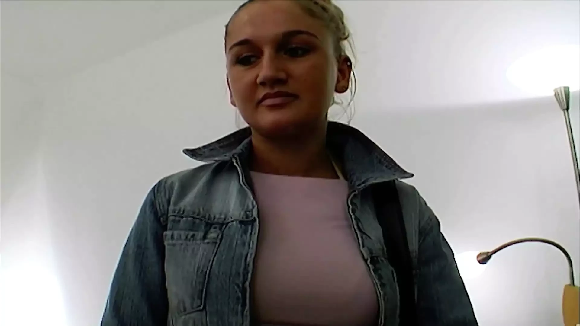 O blondă germană frumoasă este distrusă de două pule