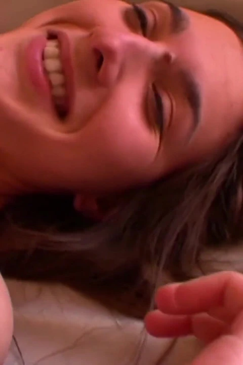 非常香港的苗条法国素人在沙发上性交