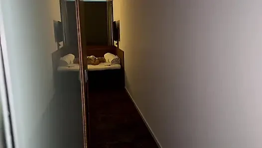 Kenikmatan kamar hotel sebelum ngentot dia akhirnya muasin memeknya sendirian sampai aku ngaceng