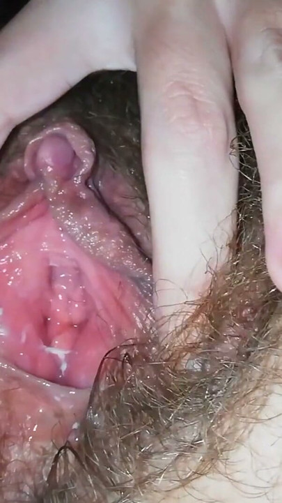 Pizdă super păroasă cu clitoris mare, masturbație cu orgasm ud în prim-plan | Clip 1