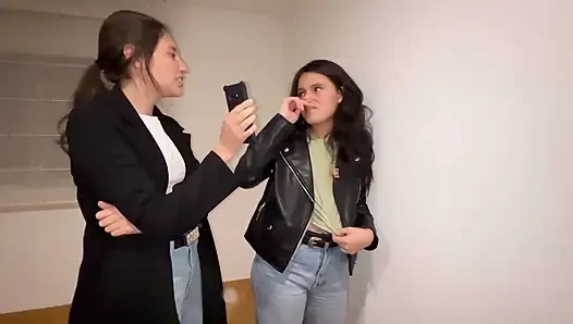 Komşum bana ateşli bir lezbiyen olmayı öğretiyor