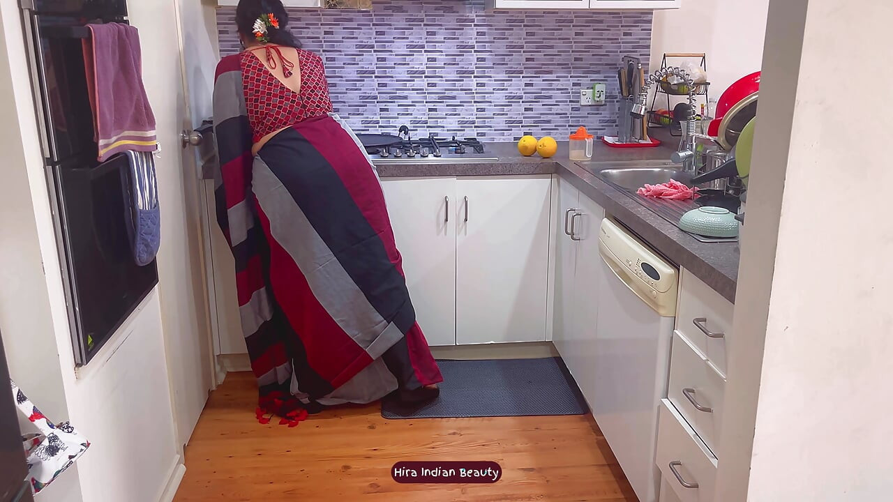 Hottest Desi Wife Saree Sex Big Ass Pressing Blowjob Face Fucking and Loud Missionary