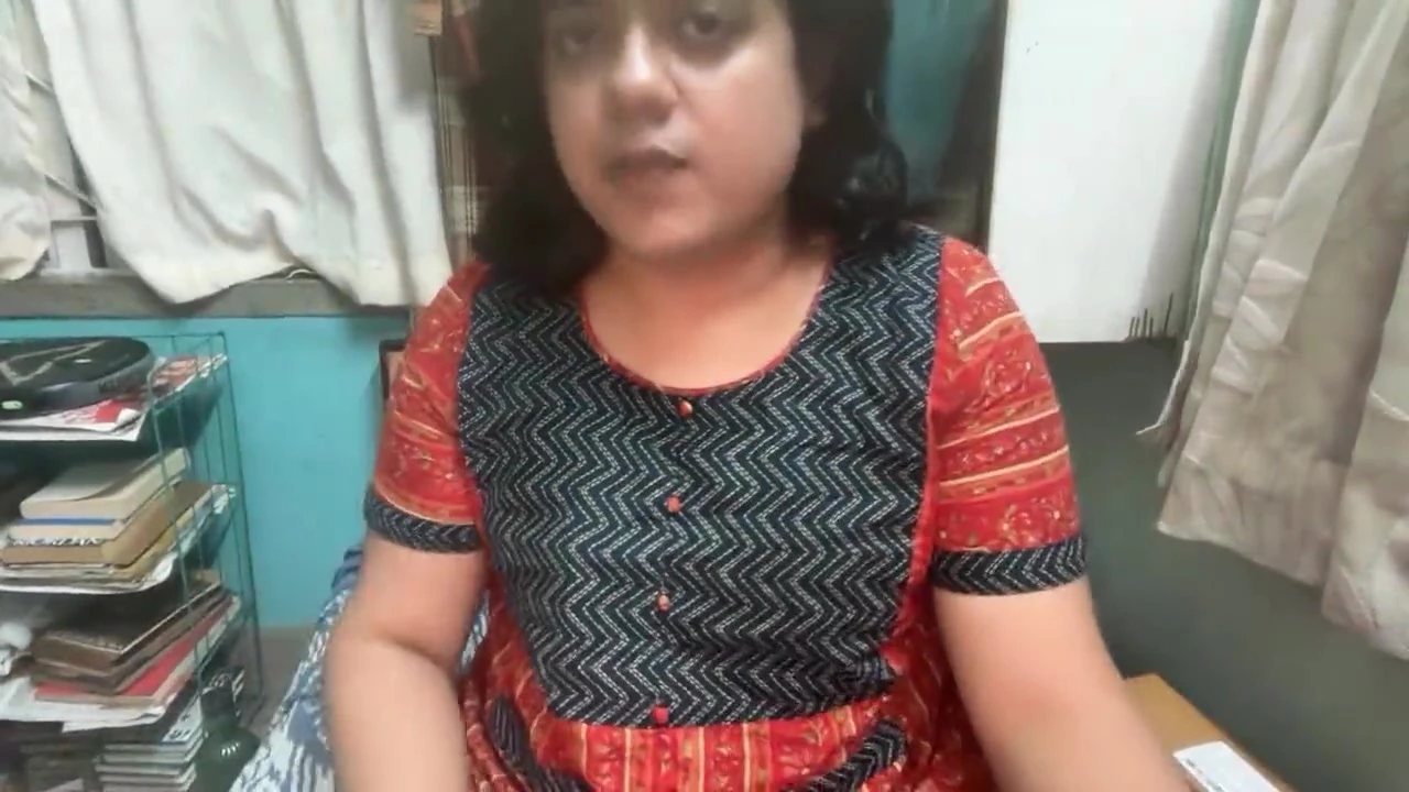Utangaç kadın kılıklı mastürbasyon ve geceleri tek başına anal keşif