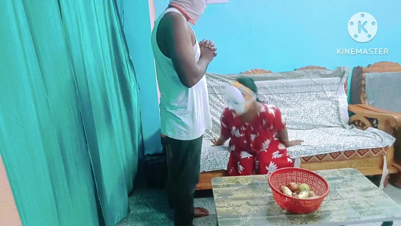 Şehvetli üvey anne üvey oğluna karşı hislerini kontrol edemiyor - inleyerek tam tamil edepsiz konuşma