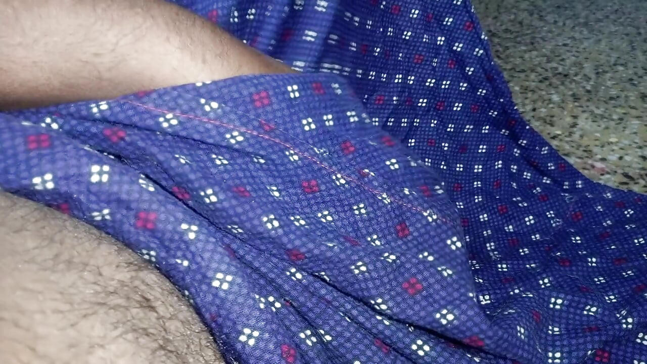 Indischer junge mit großem schwanz lutscht und leckt muschi-loch