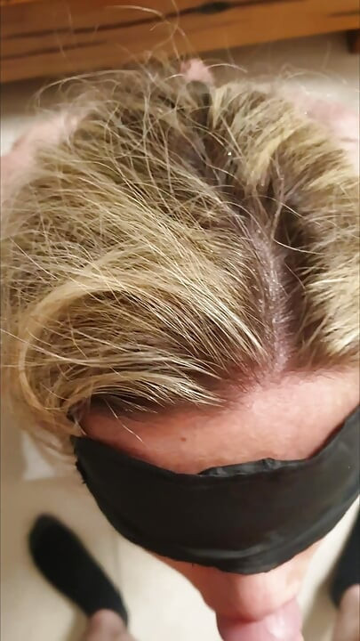 MILF Victoria Gefesselt Und Lutscht