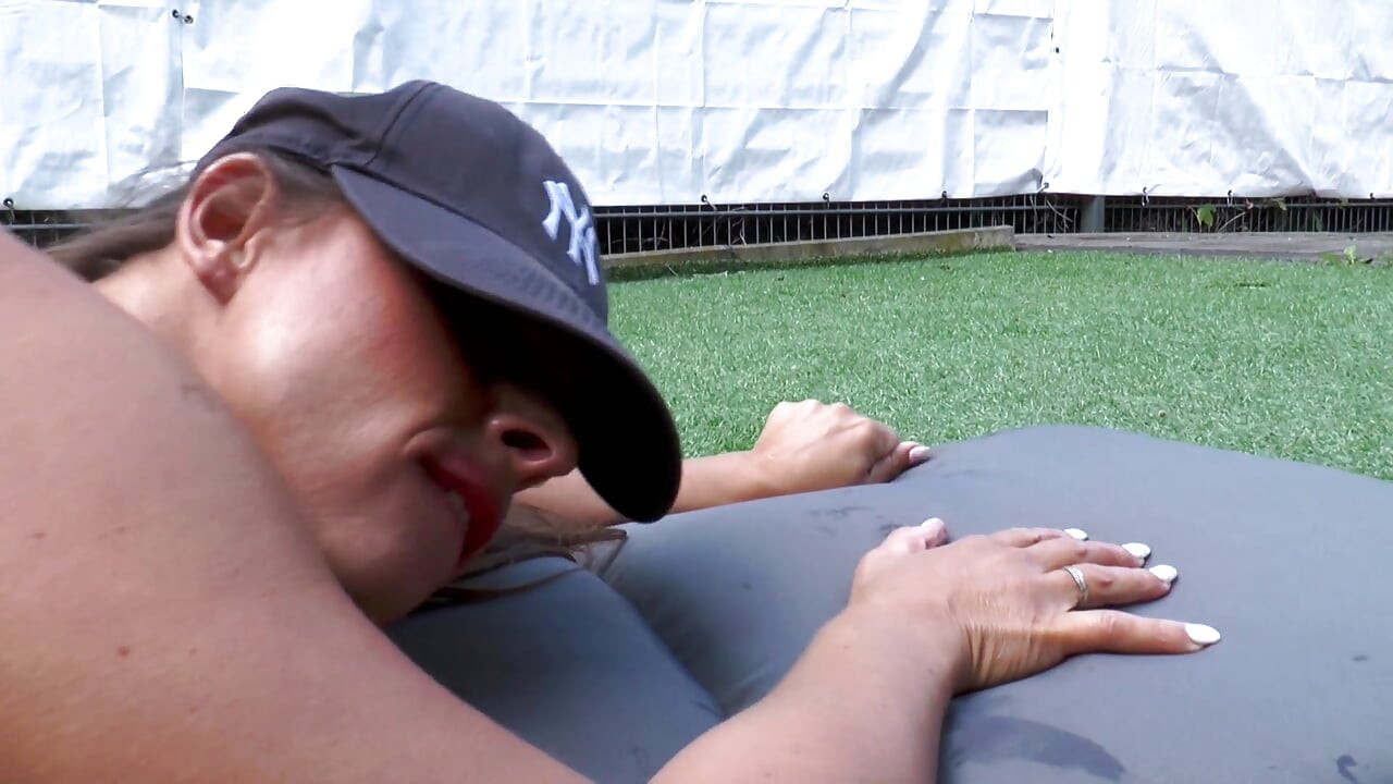 Big ass MILF enjoying outdoor anal fuck