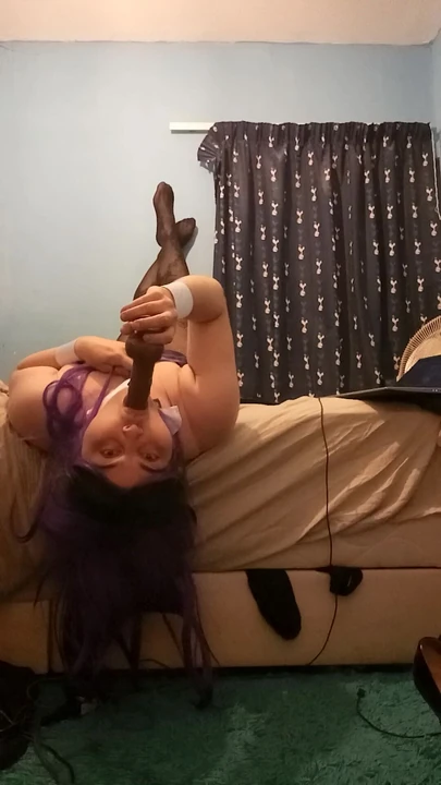 Aimee prende il suo dildo sul letto come una troia