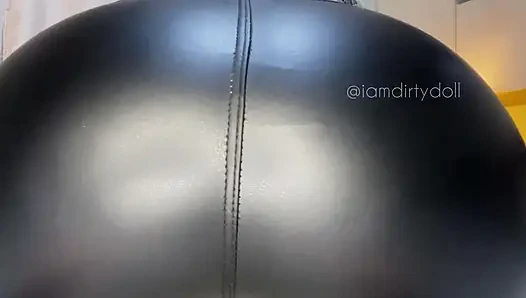 Кожаная белая девушка с большой шикарной пердежет