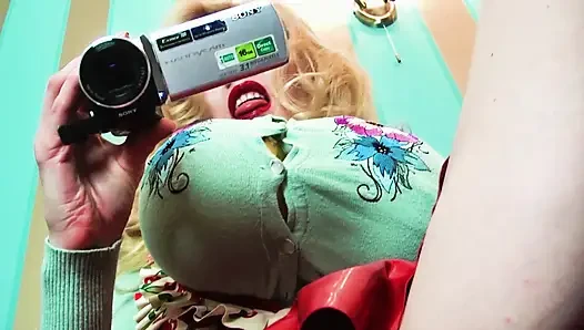 Brustfetisch oben-ohne domina