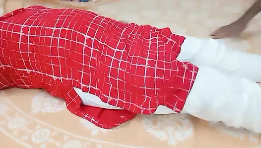 Ateşli Hintli seksi kadınlar erkek arkadaşıyla sikişiyor