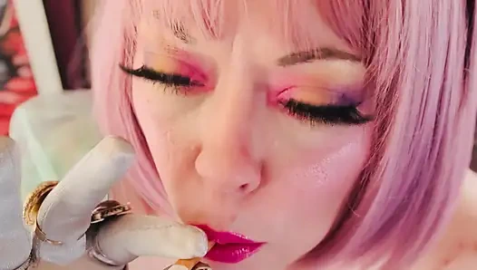 Eine hübsche prinzessin, Tina Snua , chainsmokes 2 Cork Zigaretten - baumelnde Snap-Inhales, treibenden Rauch