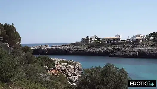 Spontaneous Fuck on the Side of the Road Hungry MILF Gives It Her All