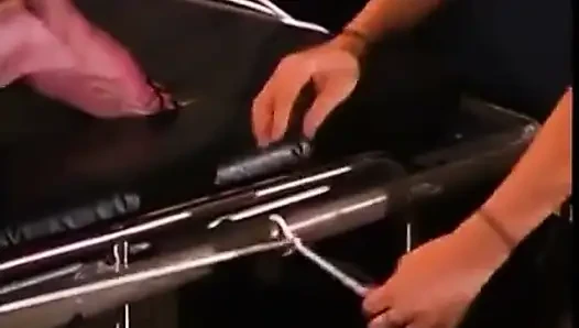 Asyalı sahibe kölesini bağlıyor