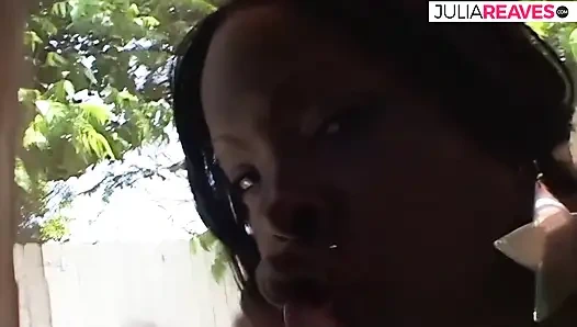 Gadis kulit hitam panas menikmati menelan air mani setelah sesi sepong tenggorokan dalam