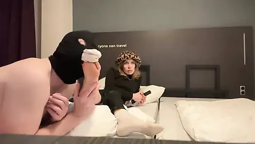 Dia mengendur, menjilati, dan memijat kakiku yang berkeringat.