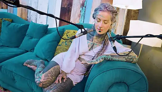 Aku lagi ngomongin tentang b - bordem - asmr podcast sfw lagi ngobrol sama model bertato rambut gimbal asal gotik