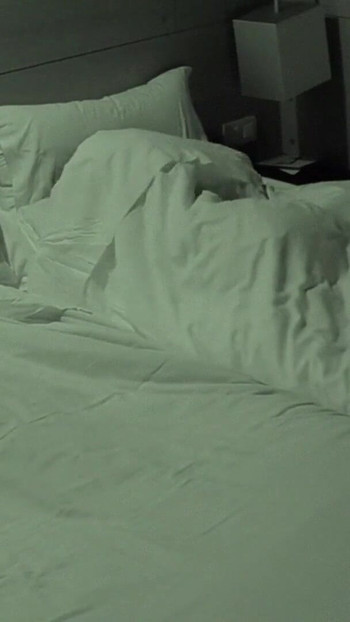 「夫が眠っている間に浮気妻がオナニーしているのをホテルのナイトカムで捉える」の壮大な瞬間
