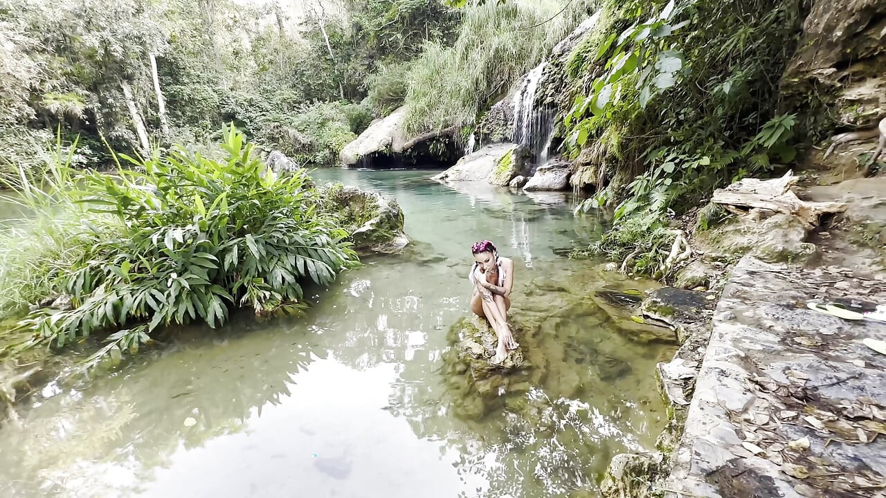 Monika Fox En Bikini Rosa Y Desnuda En La Cascada Y La Cueva