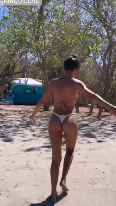 Morena en tanga