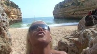 Chica follando en la playa