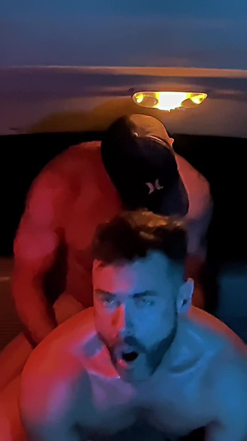 继兄在父母家的车里操我 | 短片 1