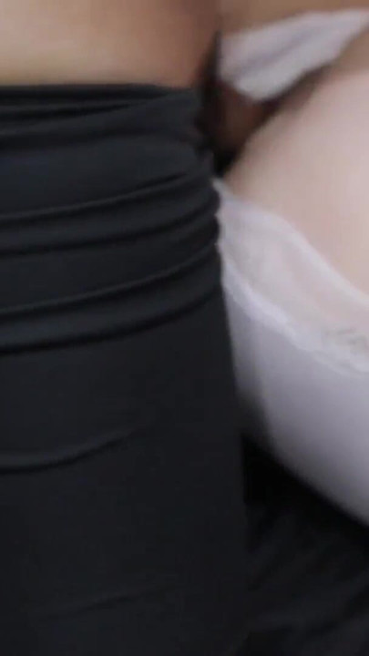 Masöz çok seksi ve dolgun olan müşterisinin sikilmesini izlemeye dayanamadı, Endonezya pornosu. | Klip 2