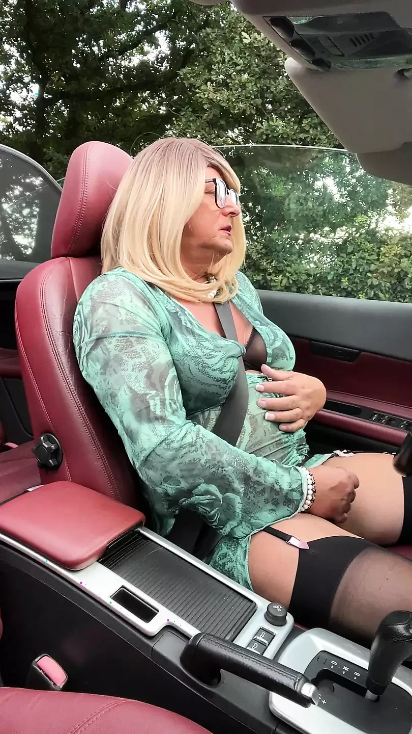 Amateur crossdresser Kellycd2022 sexy milf enjoying an evening drive out in sexy dress and black stockings and heels