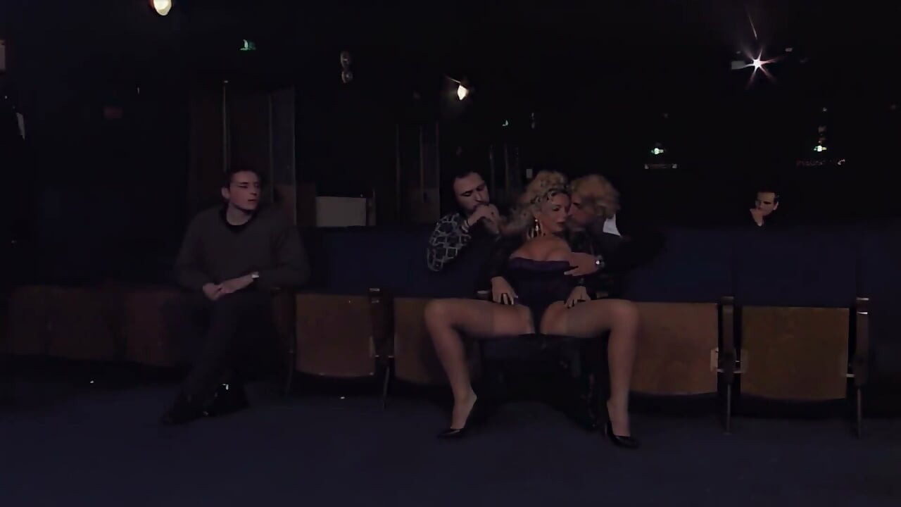Deelt vrouw in pornobioscoop