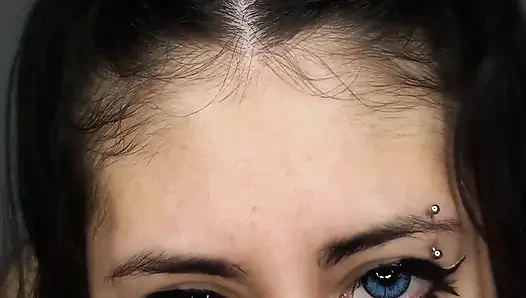 Aku lagi asik nyepong kontol pacarku waktu cowok ini datang ke rumahku - sepong kontol amatir sampai telan sperma