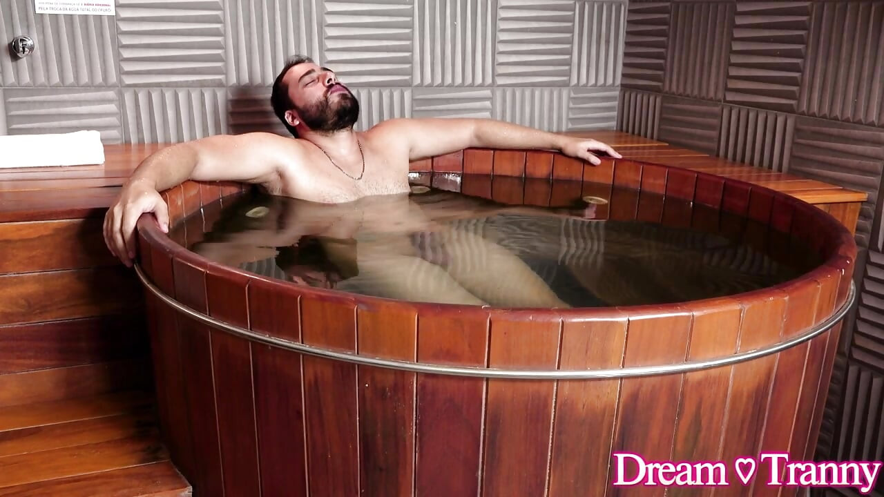 Transsexuala Shakira Brazilia cu curul lins și futut