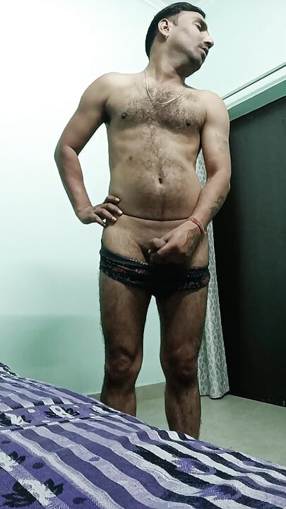 Hombre indio y muestra zapato de ducha y masturbación maestra