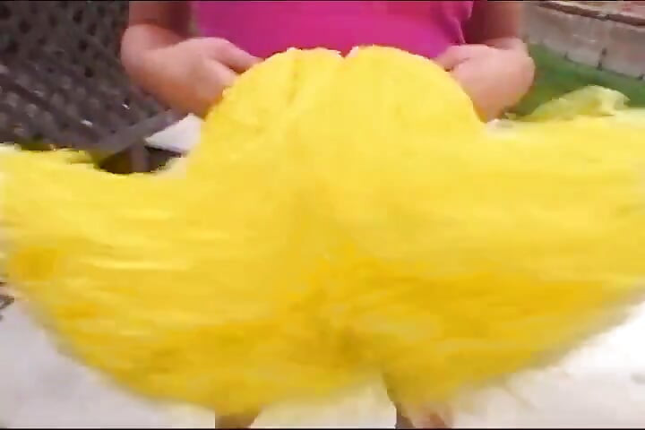 Mršava devojka uživa u jahanju ogromnog kurca na krevetu do svršavanja