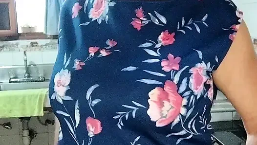 Ibu tunggal masturbasi dengan jarinya