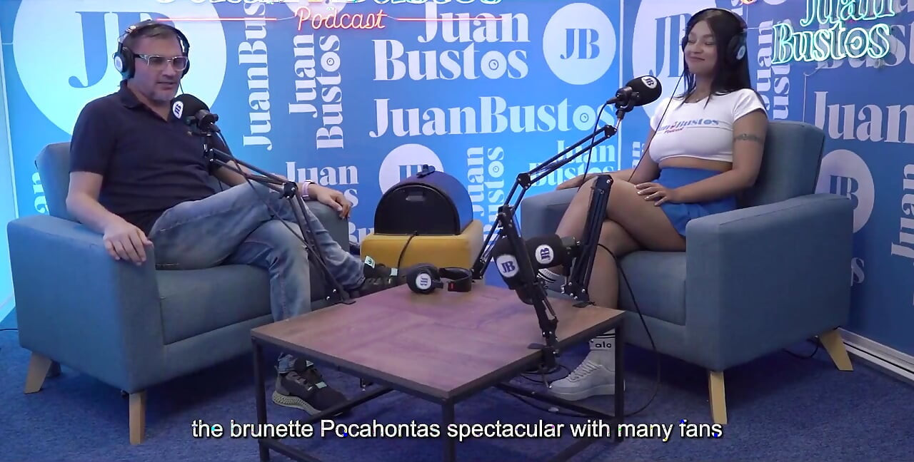 Naoliwiona Latynoska z pięknymi cyckami Kataleya Ross podskakuje maszynę wibratora, aż spuści! Juan Bustos Podcast