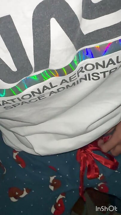 Pijama, sik, ayaklar, sana mastürbasyon yapman için emir veriyorum