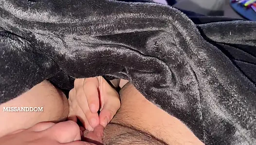 Büyük klitoris masc etüt ortasında okşanıyor