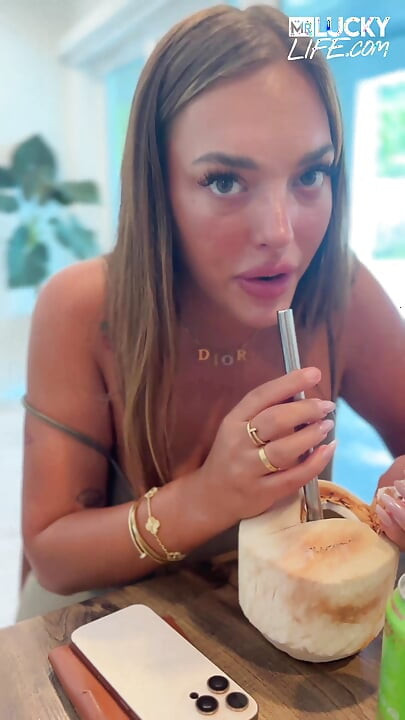 Alanna Pow和她的天然大甜瓜在泳池边放松