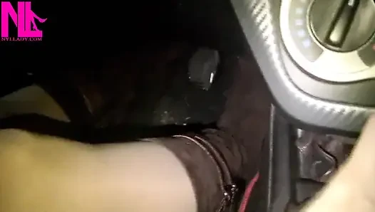 Çıplak külotlu çorap ve Bworn Buckled Pumps ile sürüş