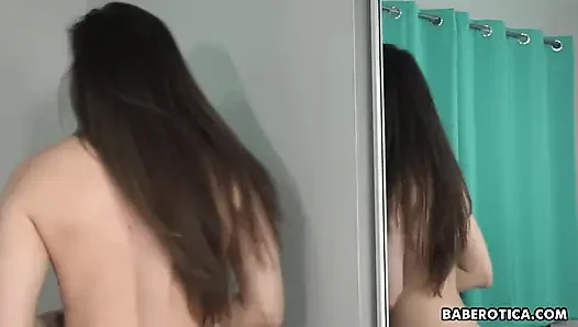 Tori black zieht sich aus und sagt uns, an allen orten, an denen sie liebe machen will